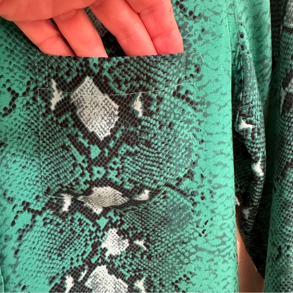 Equipment Silk Blouse Kelly Green Snake Print - Picture 6 of 14
